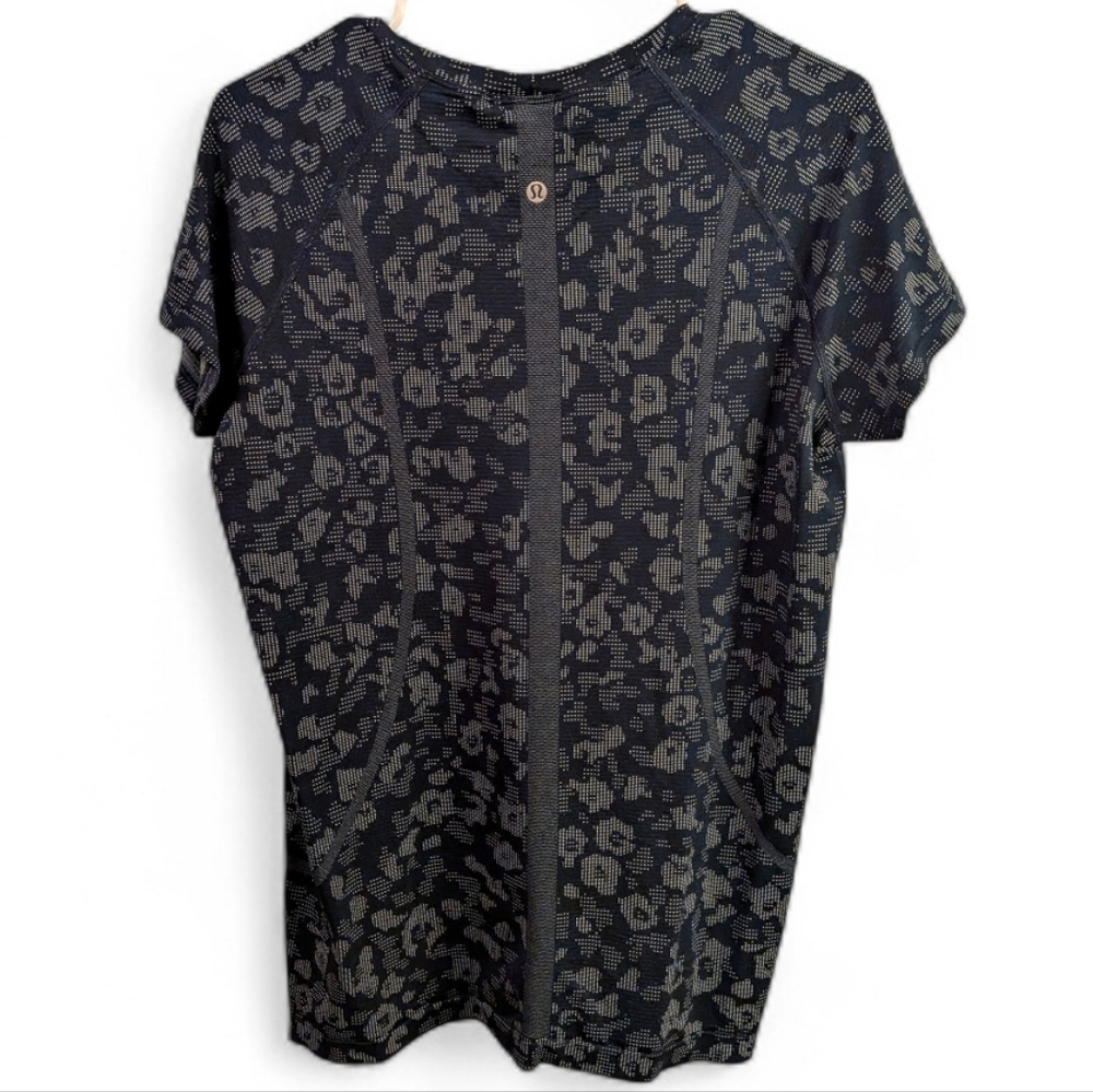Lululemon Swiftly Tech Short Sleeve Shirt 2.0 Dappled Floral True Navy/Ocean Air - Picture 3 of 4